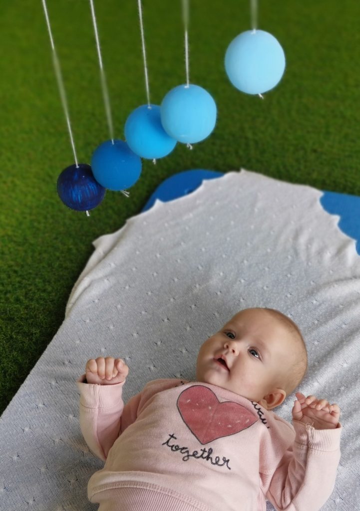 Baba elmélyült figyelemmel néz egy Gobbi forgót - babák látásfejlődése