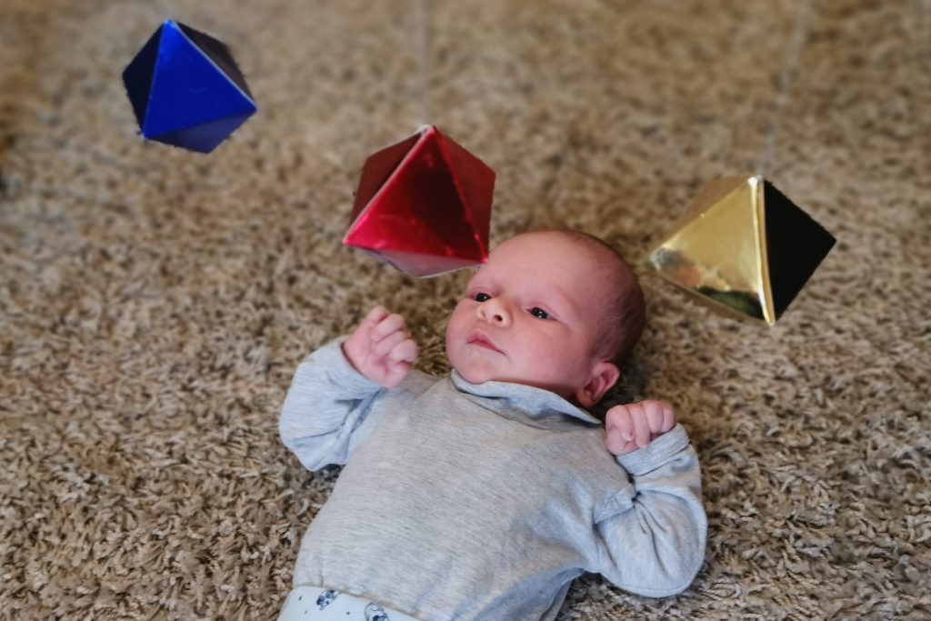 Baby with Octahedron, Colgar móviles visuales Montessori