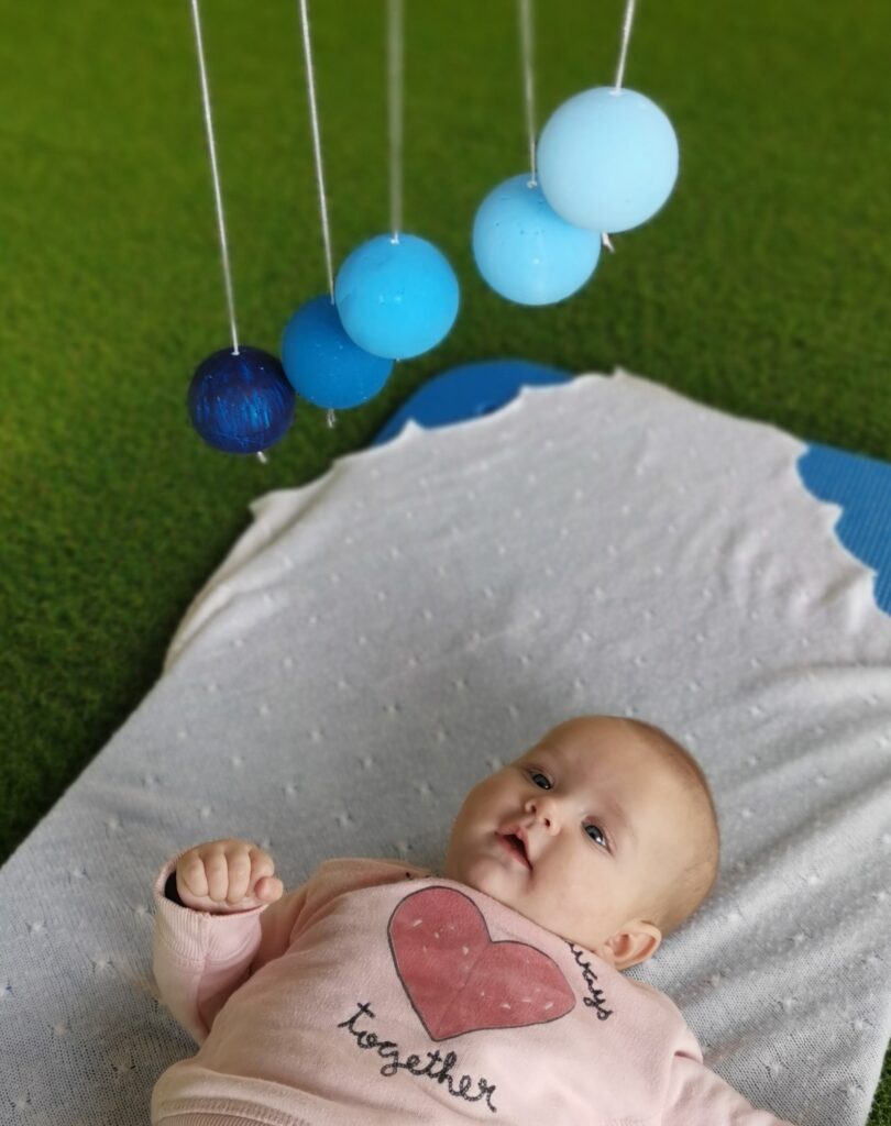 ebé observando un móvil Gobbi con atención sostenida