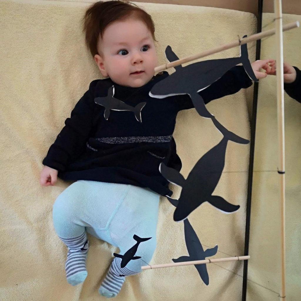 The Whale mobile en un espacio Montessori para bebés