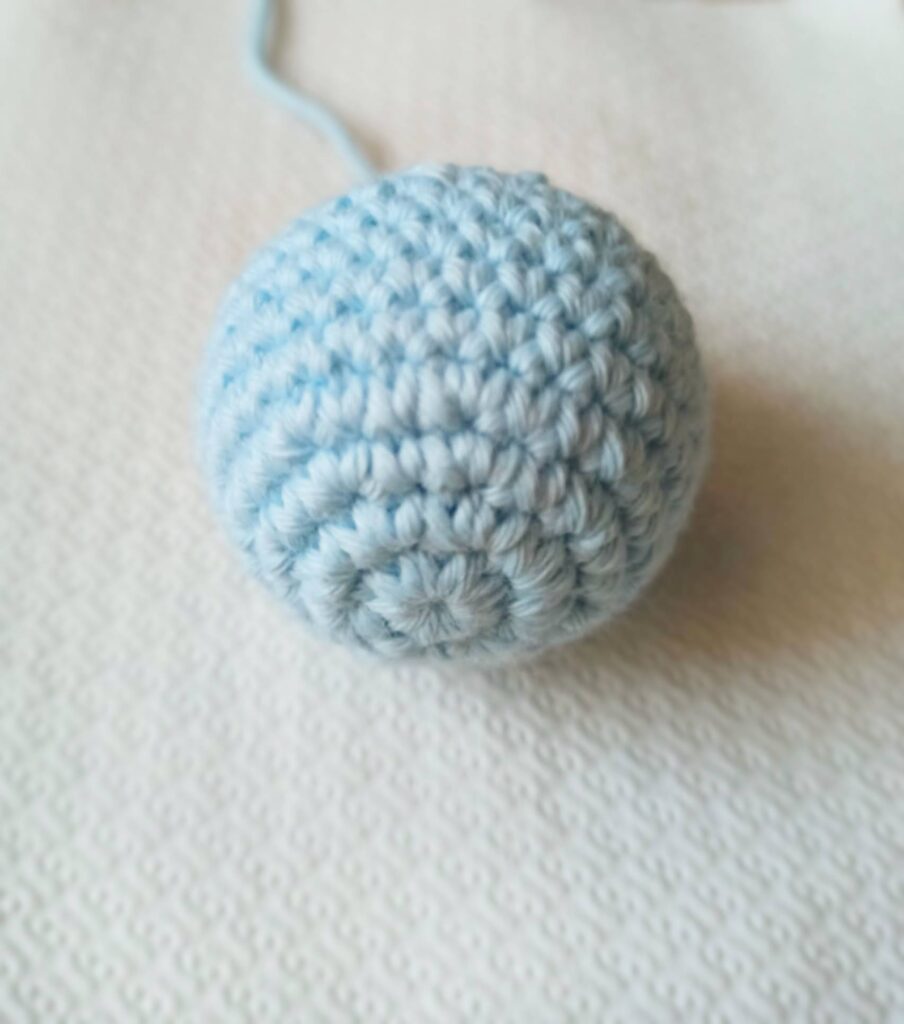 )ne crochet Gobbi Mobile ball to show texture – Montessori sensory toy component for newborn visual exploration.