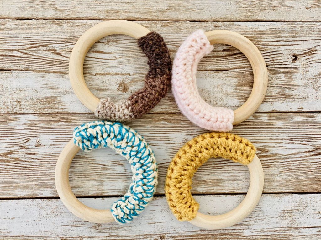 four crochet teething rings - anillo mordedor de ganchillo