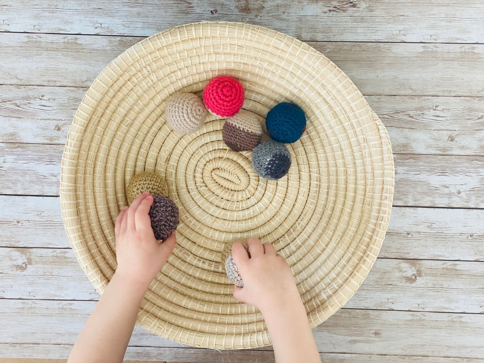 Las cestas (vacías) como parte del juego educativo – Creciendo Con  Montessori
