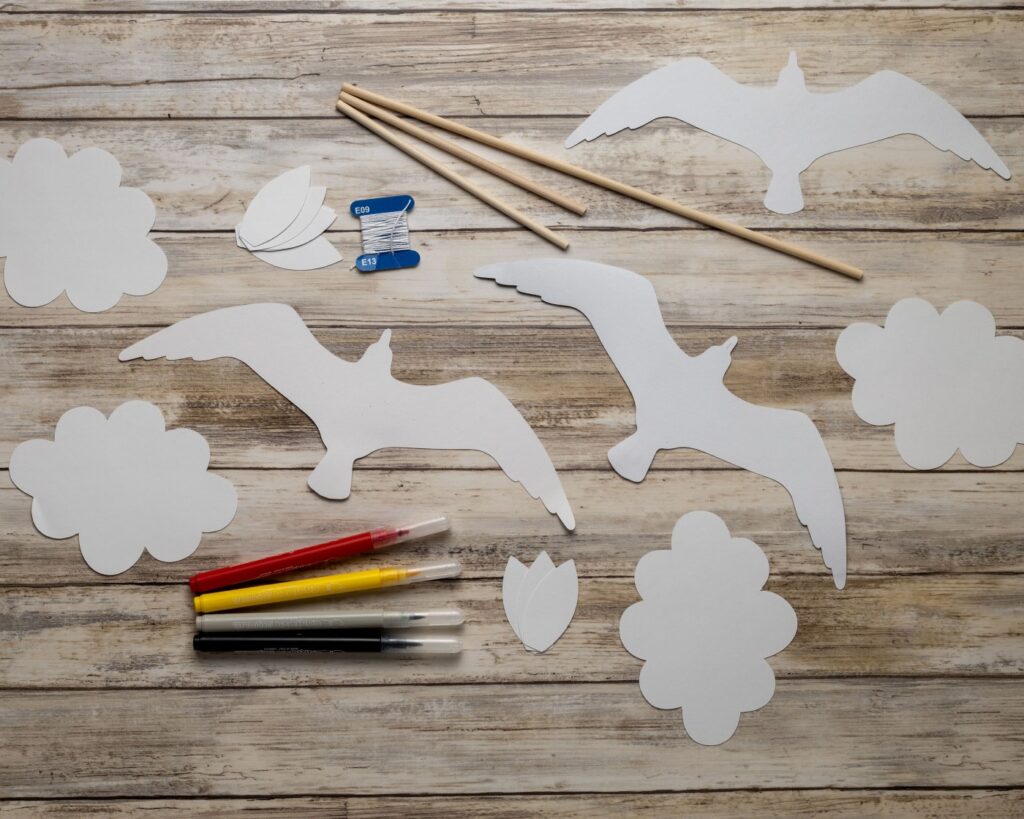Montessori eszközök vásárlása vagy DIY – sirály forgóhoz előkészített alapanyagok felülnézetből