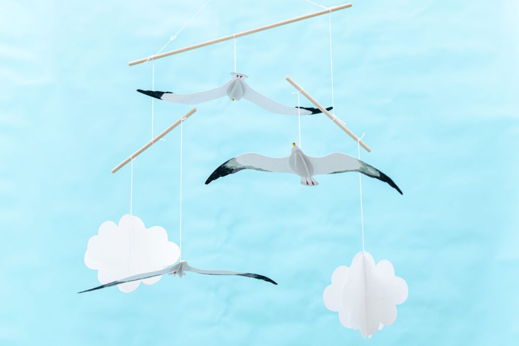 Móvil Montessori de gaviotas con aves de alas abiertas suspendidas en un suave desplazamiento horizontal