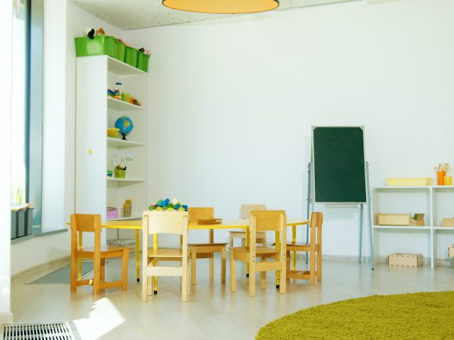 Montessori shelves estanterías Montessori, Montessori polcok